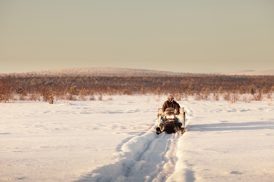 Jouni, Same éleveur de rennes, sur sa motoneige dans le nord de la Finlande, février 2012