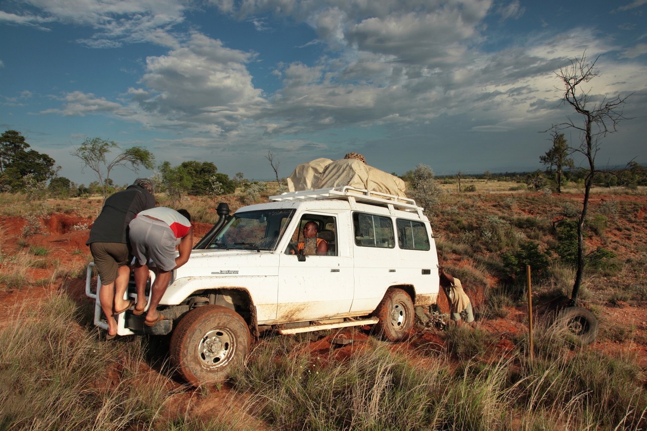 Après une bonne heure de travail, nous sortons le 4x4 d'un mauvais pas. Makay, Madagascar, janvier 2012