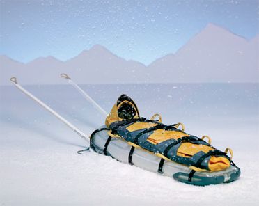 Le Firun est un traineau gonflable qui peut être transporter comme un sac à dos avant de servir à secourir les blessés en montagne l'hiver.