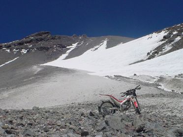 En moto sur l'Ojos del Salado