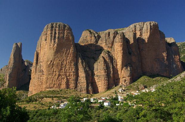 JUSQU’AUX MALLOS DE RIGLOS, citadelles des grands rapaces