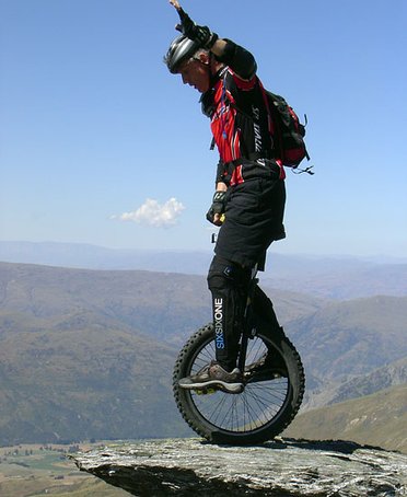 Le camp de base de l'Everest en monocycle