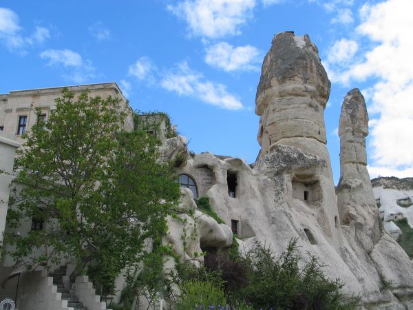 Logis troglodytiques et sculptures telluriques